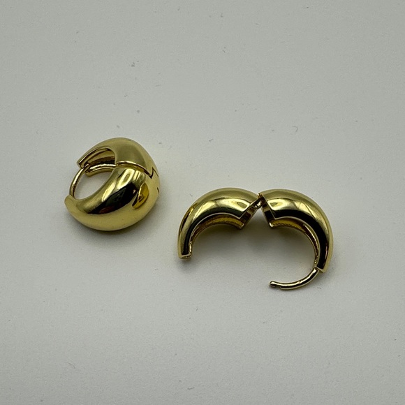 NWOT Gold Huggie Hoop Earrings - Picture 8 of 14